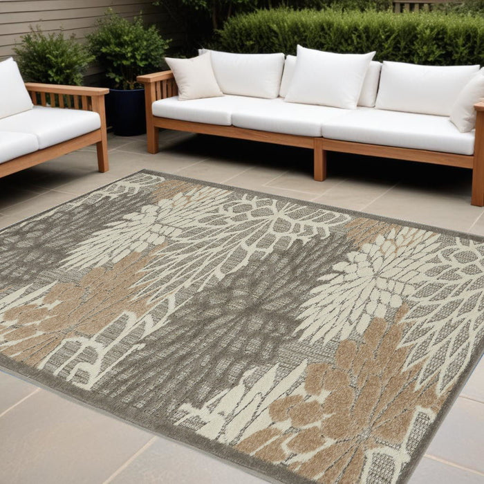 7' X 10' Floral Indoor / Outdoor Area Rug - Gray / Ivory