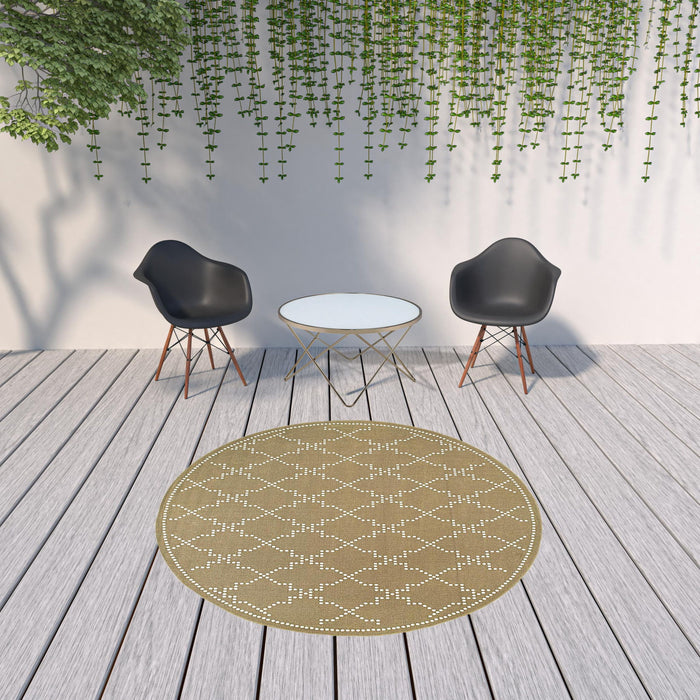 8' X 8' Round Geometric Stain Resistant Indoor / Outdoor Area Rug - Tan