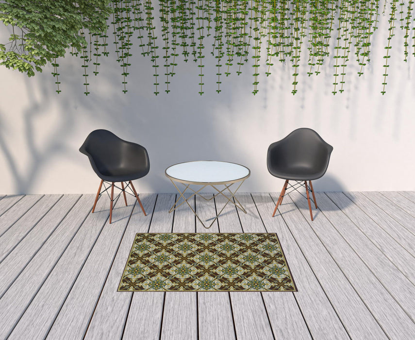 4' X 6' Floral Stain Resistant Indoor / Outdoor Area Rug - Brown / Ivory