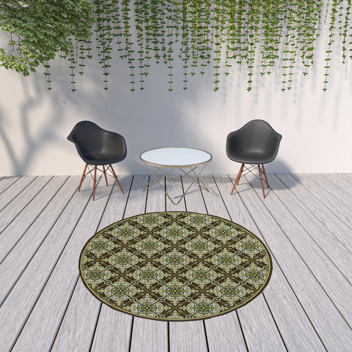 8' X 8' Round Floral Stain Resistant Indoor / Outdoor Area Rug - Brown / Ivory