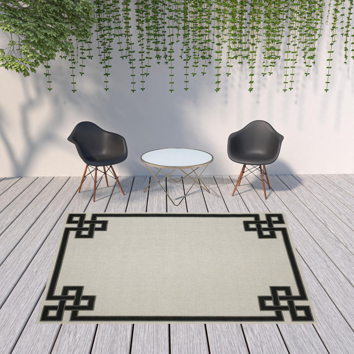 8' X 10' Stain Resistant Indoor / Outdoor Area Rug - Beige / Black