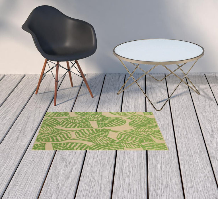 2' X 3' Floral Stain Resistant Indoor / Outdoor Area Rug - Beige / Black