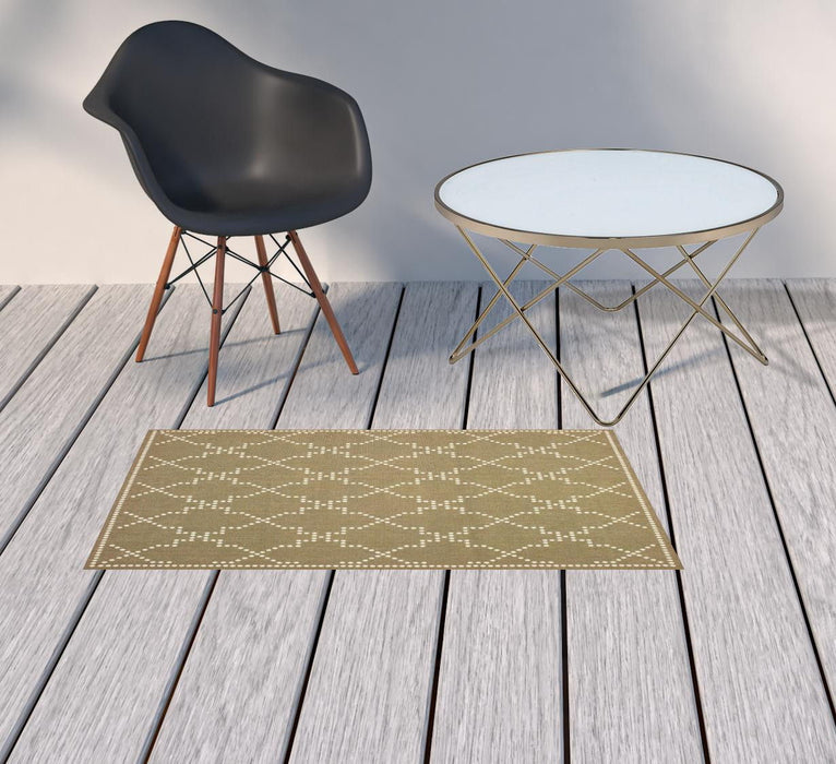 2' X 4' Geometric Stain Resistant Indoor / Outdoor Area Rug - Tan