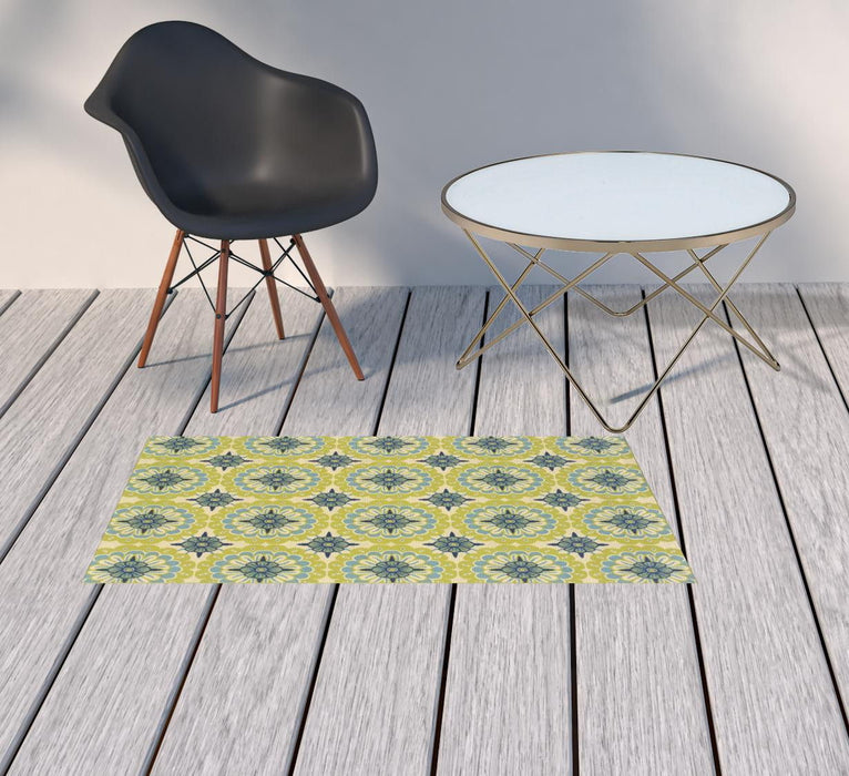 2' X 4' Floral Stain Resistant Indoor & Outdoor Area Rug - Green / Ivory