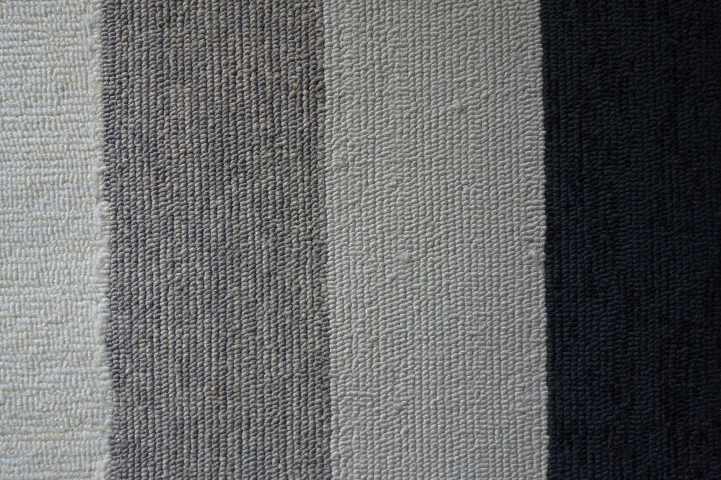 7' X 10' Hand Hooked UV Treated Bordered Indoor / Outdoor Area Rug - Charcoal Gray