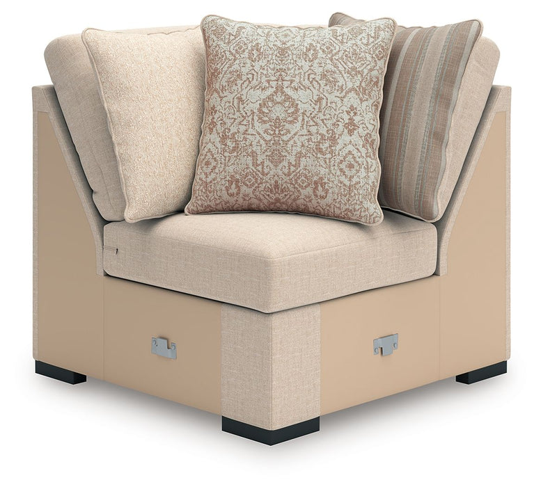 LadyMae - 4 Piece Sectional Benchcraft®