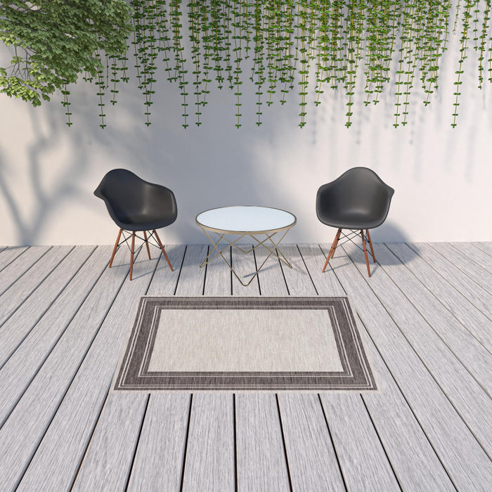 5' X 7' Outdoor & Indoor Area Rug - Gray / Ivory