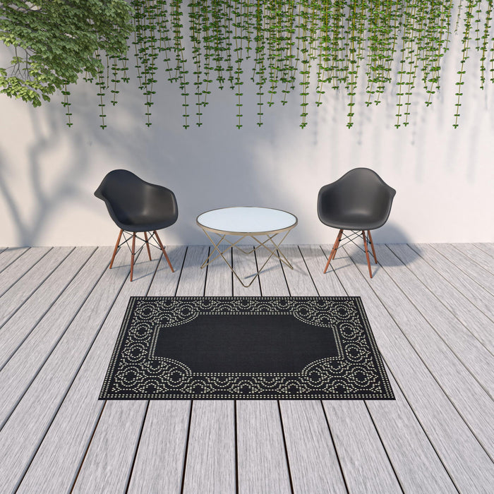 5' X 8' Stain Resistant Indoor / Outdoor Area Rug - Black / Ivory