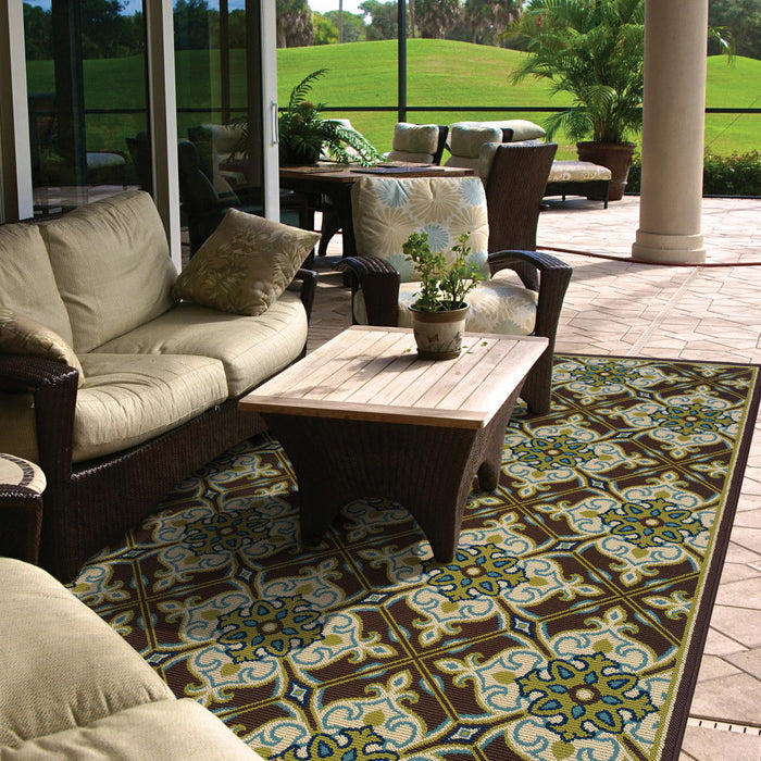 7' X 10' Floral Stain Resistant Indoor / Outdoor Area Rug - Brown / Ivory