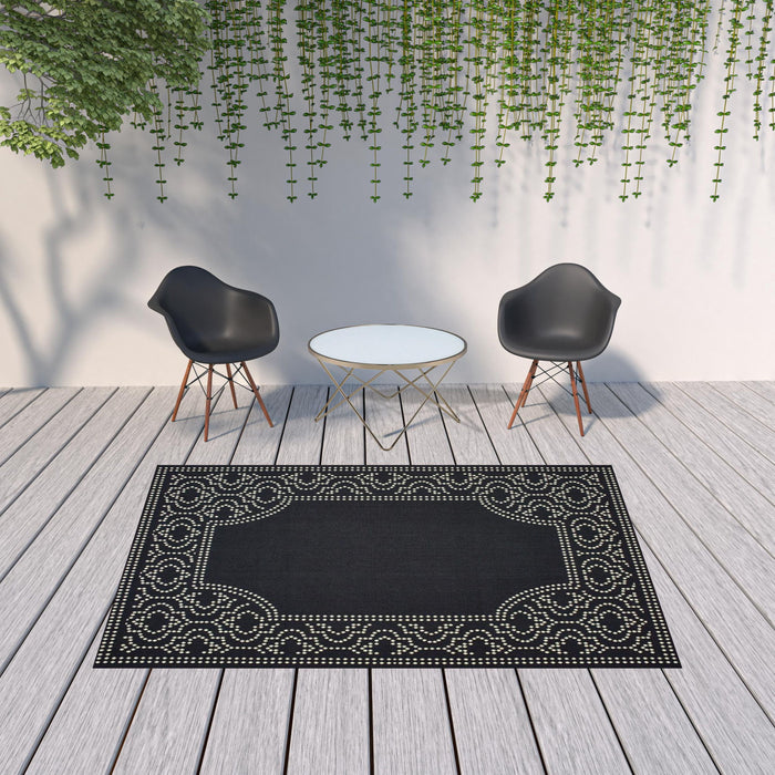 7' X 10' Stain Resistant Indoor / Outdoor Area Rug - Black / Ivory