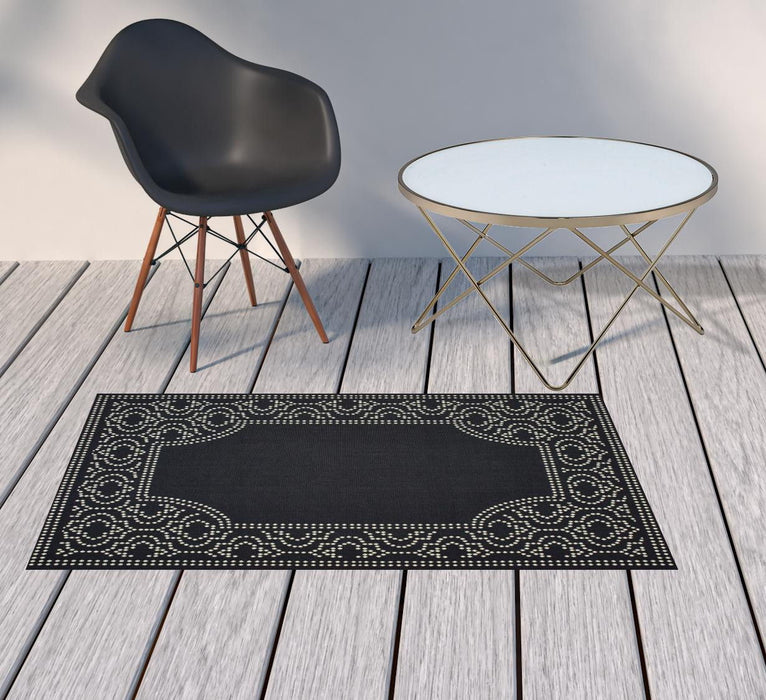 2' X 4' Stain Resistant Outdoor / Indoor Area Rug - Black / Ivory