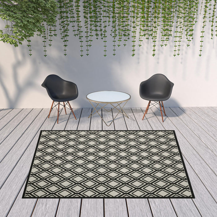 8' X 10' Geometric Stain Resistant Indoor / Outdoor Area Rug - Beige / Black