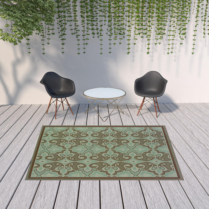 7' X 10' Oriental Stain Resistant Indoor / Outdoor Area Rug - Blue