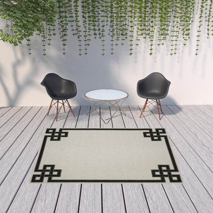 7' X 9' Stain Resistant Indoor / Outdoor Area Rug - Beige / Black