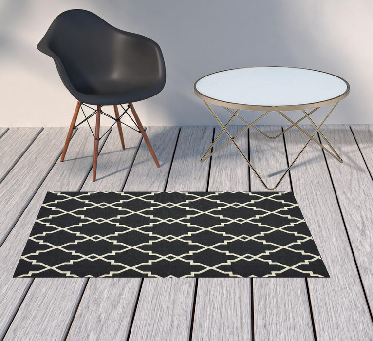 2' X 4' Indoor & Outdoor Area Rug - Black / Ivory