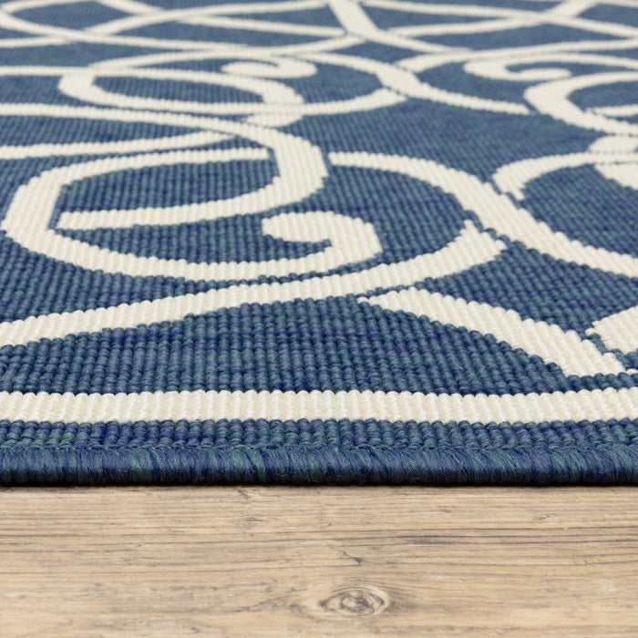 4' X 6' Geometric Stain Resistant Outdoor & Indoor Area Rug - Blue / Ivory