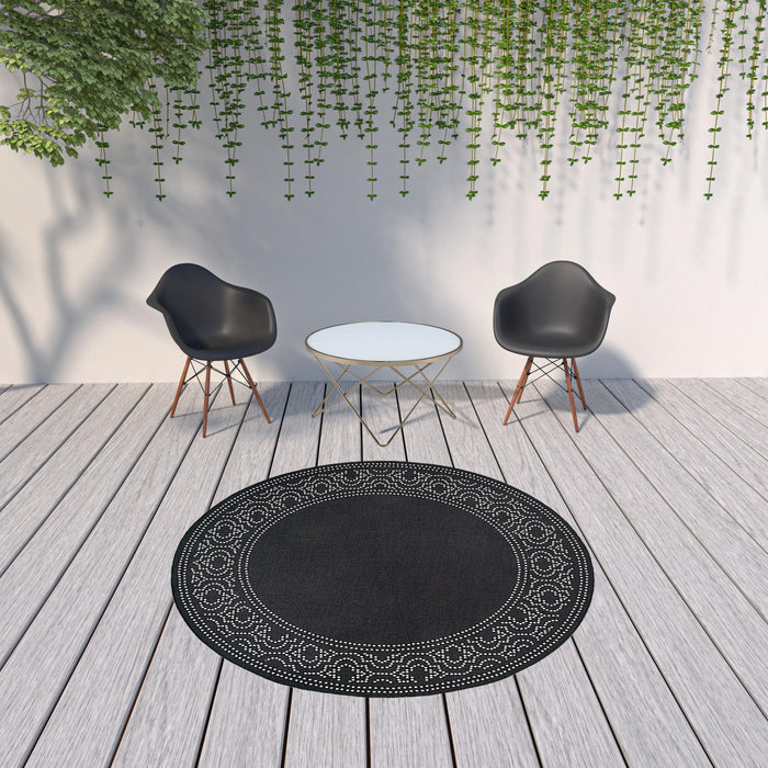 8' X 8' Round Stain Resistant Indoor / Outdoor Area Rug - Black / Ivory