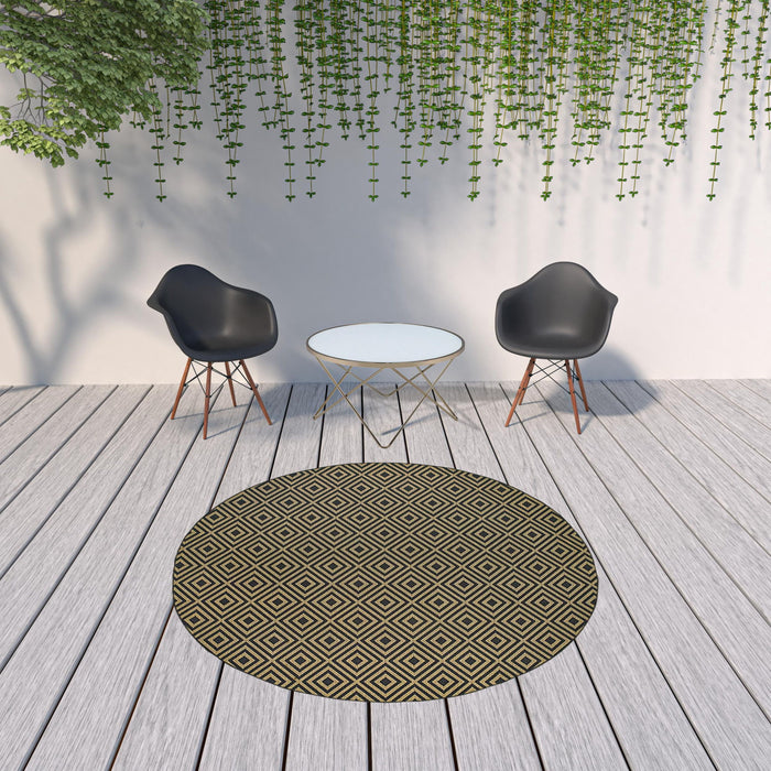 8' X 8' Round Geometric Stain Resistant Indoor / Outdoor Area Rug - Black / Tan