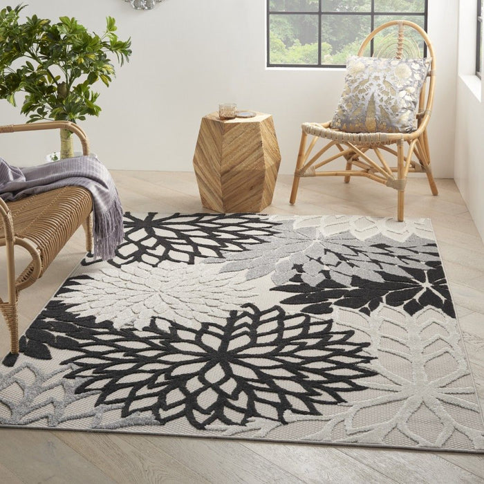 4' X 6' Floral Indoor / Outdoor Area Rug - Black / White