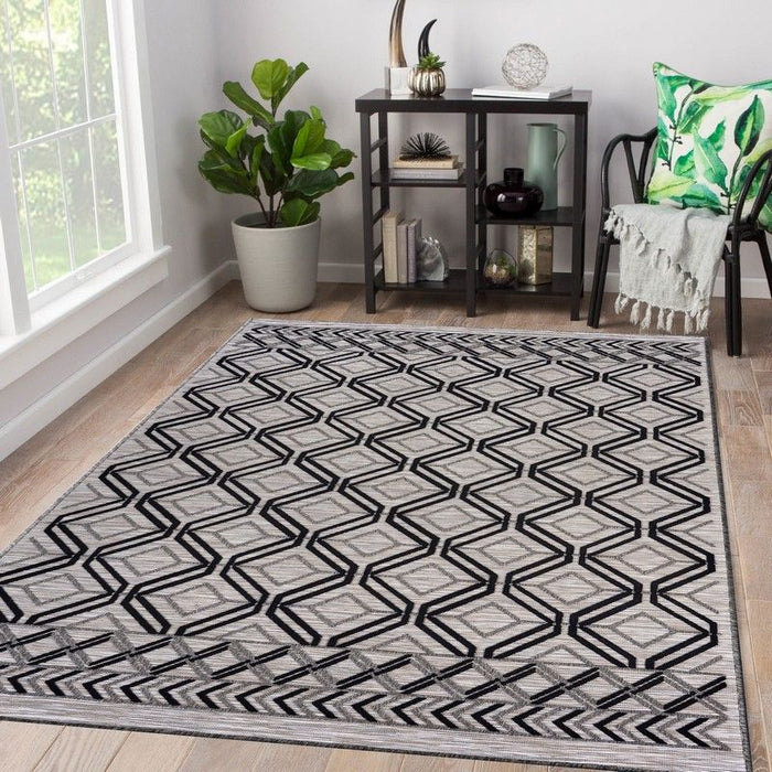 5' X 7' Indoor / Outdoor Area Rug - Black / Tan