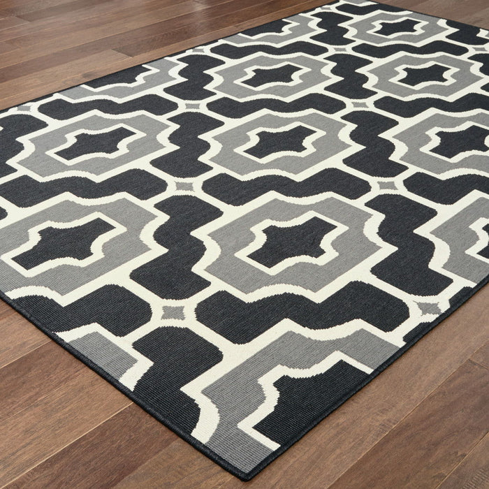 4' X 6' Geometric Stain Resistant Indoor / Outdoor Area Rug - Black / Gray