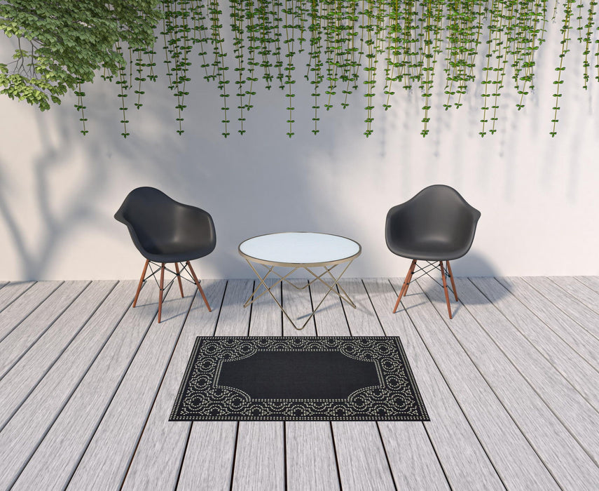 4' X 6' Stain Resistant Indoor / Outdoor Area Rug - Black / Ivory