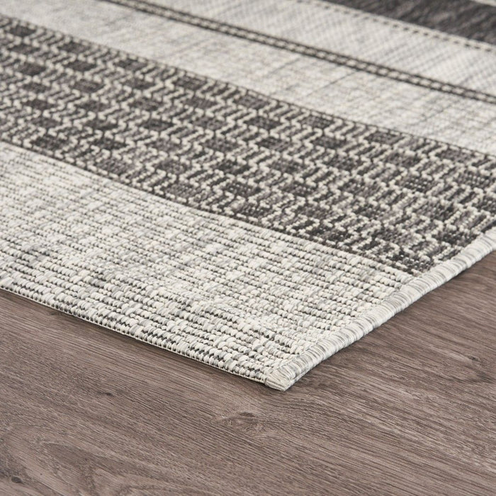 8' X 10' Indoor / Outdoor Area Rug - Gray / Black