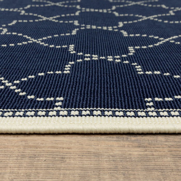 4' X 6' Geometric Stain Resistant Outdoor / Indoor Area Rug - Blue / Ivory