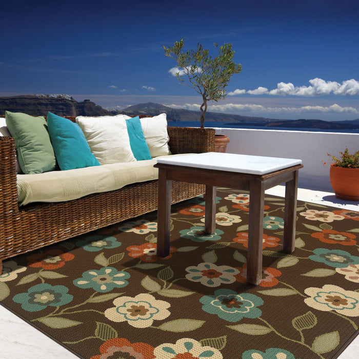 7' X 10' Floral Stain Resistant Outdoor / Indoor Area Rug - Brown / Ivory