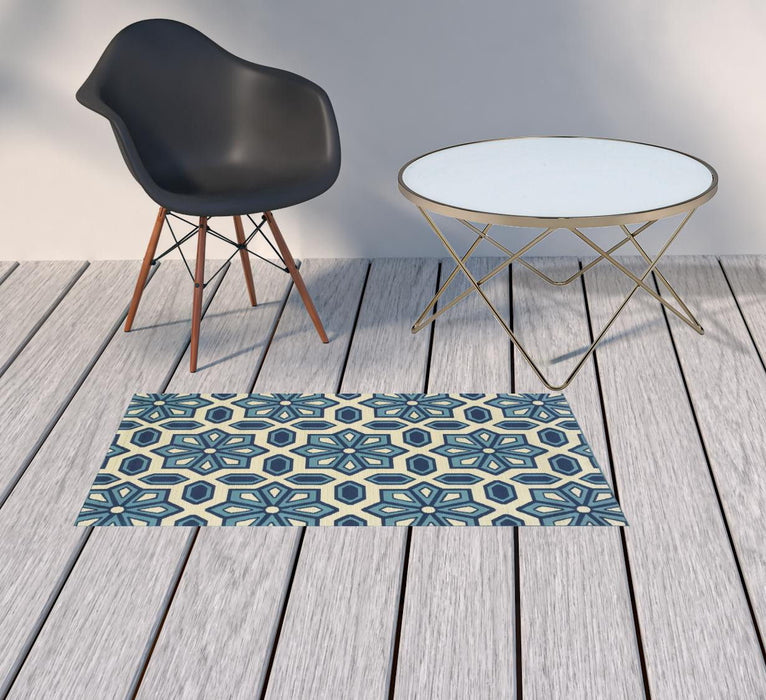 2' X 4' Geometric Stain Resistant Outdoor / Indoor Area Rug - Ivory / Blue