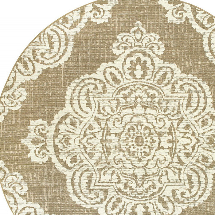 8' X 8' Round Oriental Stain Resistant Indoor / Outdoor Area Rug - Tan