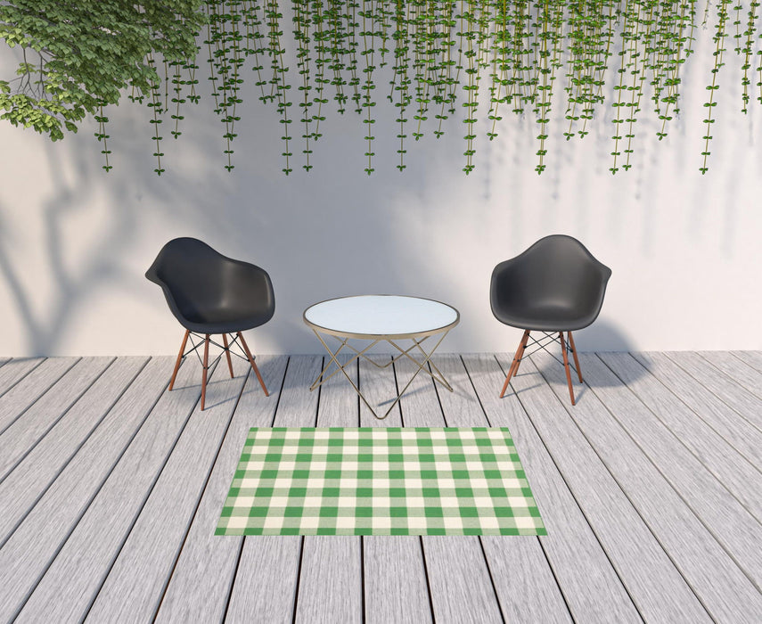 4' X 6' Geometric Stain Resistant Indoor / Outdoor Area Rug - Green / Ivory