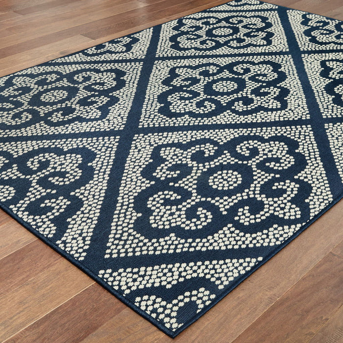 4' X 6' Geometric Stain Resistant Indoor / Outdoor Area Rug - Blue / Ivory